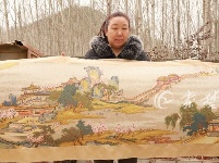 厉害了！十堰女子8年创作22米长十字绣