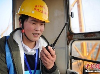 空中孤独作业 塔吊女工炼成“高空女汉子”