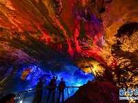 世界自然遗产重庆芙蓉洞：幻彩夺目的地下风景