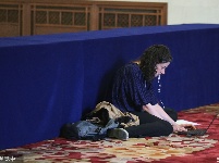 盘点报道两会女记者:专注工作展现职业素养