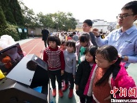 科普大篷车走进江西山村 学童体验3D打印等科技展品