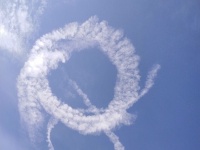美！北京天空现圆形“航迹云”