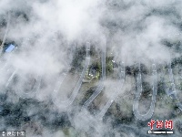 恩施公路云遮雾罩宛若玉带绕山腰