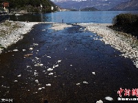 全球气候变化危及自然环境 意大利科莫湖水量大幅降低