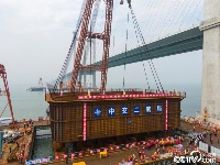在汉央企承建国内首座跨海高速铁路桥主墩钢吊箱顺利吊装