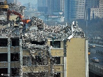 钩机开到楼顶拆除老楼 居民:掉下来就麻烦了