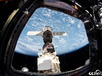 NASA发布“联盟MS-12”号飞船与国际空间站对接图片
