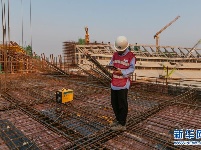 中国援柬国家体育场工地上的“暴走哥”