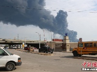 美国休斯敦郊区一油库起火进入第3天