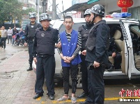 广西钦州警方公开押解犯罪嫌疑人辨认作案现场