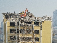 钩机开到楼顶拆除老楼 居民:掉下来就麻烦了