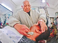 耄耋理发师难舍70年“顶上功夫” 坚守近失传手艺火钳烫发