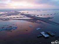 “气旋炸弹”袭击美国中西部 建筑遭洪水“没顶”