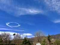 美！北京天空现圆形“航迹云”