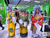 “汉剧”地铁快闪玩穿越