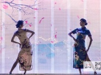 “三八”妇女节前夕，武汉女职工穿上旗袍走秀