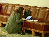 盘点报道两会女记者:专注工作展现职业素养