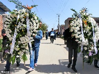 海军失事战机飞行员魂归故里 数千群众夹道迎接