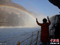 山西临汾黄河壶口瀑布水浪飞溅 彩虹高挂