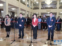 全国政协委员接受采访