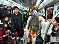 “汉剧”地铁快闪玩穿越