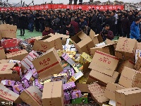 河南集中销毁大批假冒食品 745箱零食堆成山