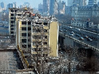 钩机开到楼顶拆除老楼 居民:掉下来就麻烦了