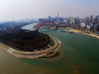 武汉两江交汇处现“泾渭分明”景观