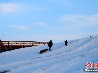 阿斯塔纳：“冷都”春日仍未暖 民众冷中作乐