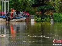 广州遭暴雨袭击 10区发布暴雨预警