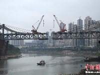 重庆曾家岩嘉陵江大桥即将合龙
