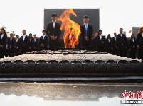 民众走进侵华日军南京大屠杀遇难同胞纪念馆寄哀思