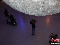 休斯敦自然科学博物馆展出”超级大月亮”引民众观赏