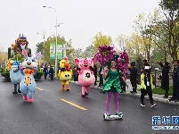 花车巡游精彩纷呈