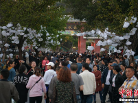 民众前往西昌殡仪馆悼念牺牲的扑火人员