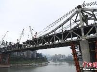 重庆曾家岩嘉陵江大桥即将合龙
