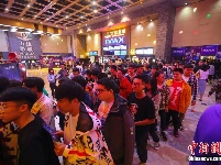 电影《复仇者联盟4：终局之战》公映 民众熬夜看首映