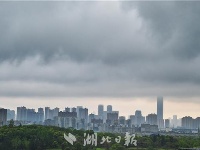 今晨，武汉“乌云压城”如科幻大片