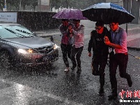 广州遭暴雨袭击 10区发布暴雨预警