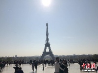 法国迎来埃菲尔铁塔落成130周年