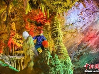 河南洛阳：亿年钟乳石“洗面”保养迎五一