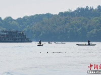 航拍江西仙女湖 游客“围观”渔民水上春管景观