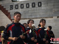 民众走进侵华日军南京大屠杀遇难同胞纪念馆寄哀思