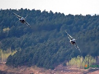 惊艳！中国战机超低空高速通过山谷