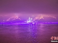 浙江温州上演绚丽夺目的山体灯光秀