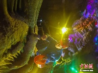 河南洛阳：亿年钟乳石“洗面”保养迎五一