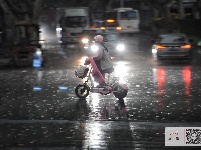 今晨，武汉“乌云压城”如科幻大片