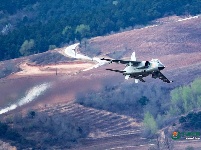 惊艳！中国战机超低空高速通过山谷