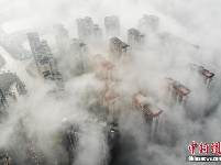 长沙清晨现平流雾 建筑若隐若现