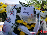 民众前往西昌殡仪馆悼念牺牲的扑火人员